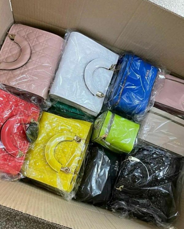Buy Woman bags and purse pallets.